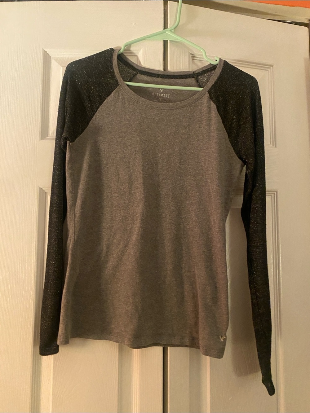 🩶American Eagle Outfitters Gray and Black Long Sleeve Raglan Tee- W size small 🩶